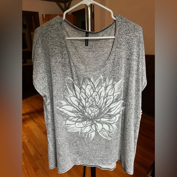 NWT Women's Top - Picture 1 of 4